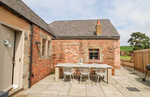 Milford Cabaña | Hunters Lodge at Wildersley Farm