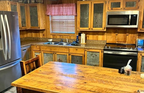 Beech Grove Casa | Outdoorsmen's Paradise: Lodge on The Black River