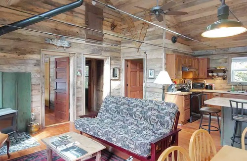 Stony Creek Cabina | Huntress Cabin at GreenMan Farm