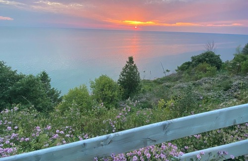 Ashfield-Colborne-Wawanosh Cabaña | Huron Lakefront Cottage Charming 8 bedrms 4bths 18+guests 8car/Pool/Hotub/pets .