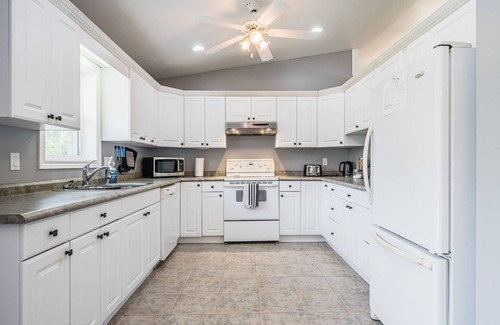 Lion's Head Cabina | Huron retreat near beach & pet friendly