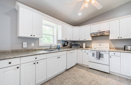 Lion's Head Cabina | Huron retreat near beach & pet friendly