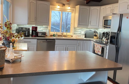 Ashfield-Colborne-Wawanosh Cabaña | Huron-waterfront cottage6 bedrooms3baths with Hot tub/pool/outdoor shower/pets2.