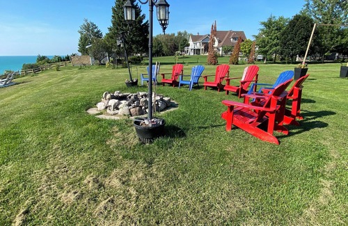 Ashfield-Colborne-Wawanosh Cabaña | Huron-waterfront cottage6 bedrooms3baths with Hot tub/pool/outdoor shower/pets2.
