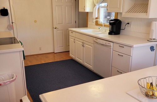 Oscoda Casa | "Huron Winds" a charming 3-bedroom house just steps from Lake Huron in Oscoda