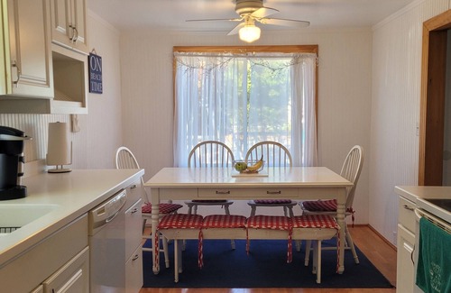 Oscoda Casa | "Huron Winds" a charming 3-bedroom house just steps from Lake Huron in Oscoda