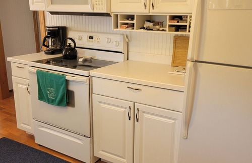 Oscoda Casa | "Huron Winds" a charming 3-bedroom house just steps from Lake Huron in Oscoda