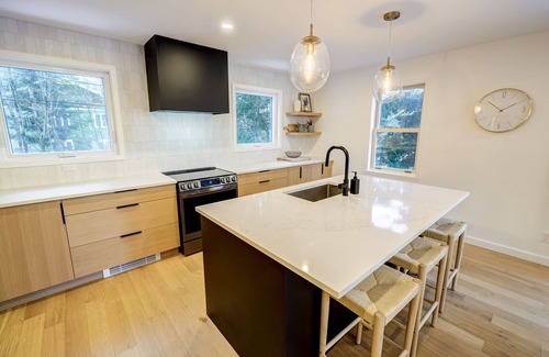 Mont-Tremblant Village Casa | HushHaus - 5 min to Ski- VIP Mtn Parking Pass - Luxury Linens