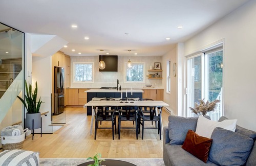Mont-Tremblant Village Casa | HushHaus - 5 min to Ski- VIP Mtn Parking Pass - Luxury Linens
