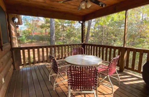 Sautee Nacoochee Cabina | Hutch Mountain- This beautiful log cabin is one you will never want to leave!
