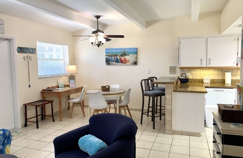 Fort Pierce Condominio | Hutchinson Island Dog Friendly Cozy Condo. Directly across from the BEACH!