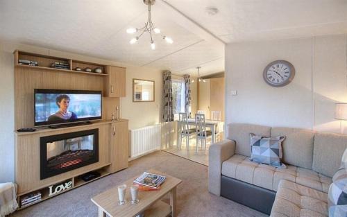 Balminnoch Complejo | HV66 - FREE WIFI-3 Bedrooms Indoor Pool Loch Views Fishing Golf Riding Shooting Water Sports 15 Mins Drive To Beaches PASSES NOT INCLUDED Most Activities Will Not Be Available Out Of Season Please Check Before Booking