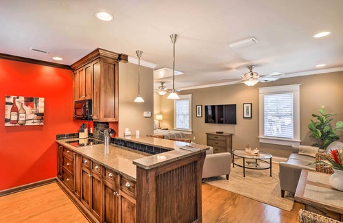 Historic Hyde Park North Apartamento | Hyde Park Luxury Studio w/ Prime Location!