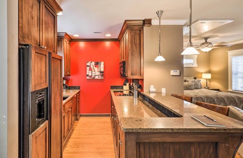 Historic Hyde Park North Apartamento | Hyde Park Luxury Studio w/ Prime Location!