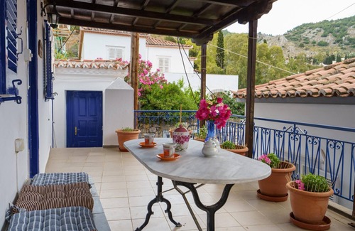 idhra Casa | Hydra Melina George Home-saronic Cozy Getaway