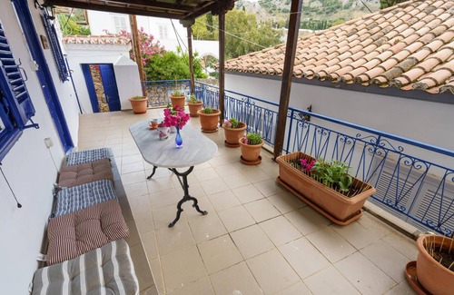 idhra Casa | Hydra Melina George Home-saronic Cozy Getaway