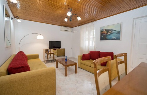 idhra Casa | Hydra Melina George Home-saronic Cozy Getaway