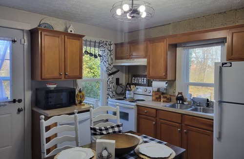 Taylorsville Cabaña | Hygge Creek Cottage near Bourbon Trail, Taylorsville Lake, Derby & Kayaking 🐎
