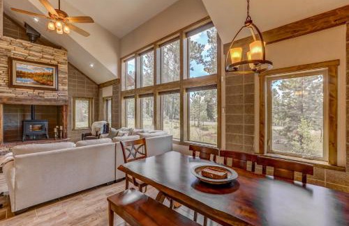 McCall Casa | Hygge Mountain Retreat - Hot tub - Patio - Fire pit - Wifi - 2 Kitchens - Family Retreat