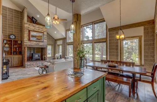 McCall Casa | Hygge Mountain Retreat - Hot tub - Patio - Fire pit - Wifi - 2 Kitchens - Family Retreat
