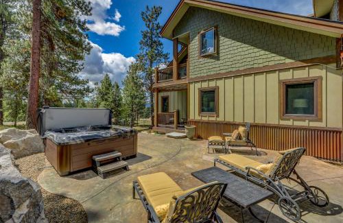 McCall Casa | Hygge Mountain Retreat - Hot tub - Patio - Fire pit - Wifi - 2 Kitchens - Family Retreat