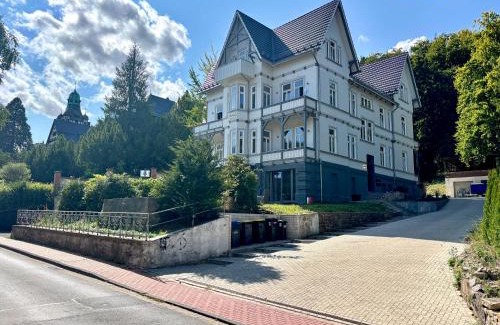 Oberdorla Apartamento | HyggeLiving - NEU - Luxus Apartments in schöner Villa - Bergblick - 3 Balkone - 7 Pers - Parken - 100qm