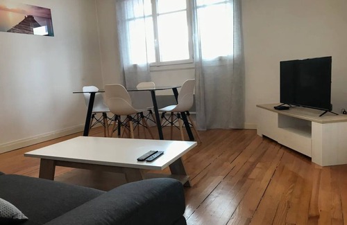 Tarbes Apartamento | Hyper Centre: Bright 2-bedroom designer apartment.