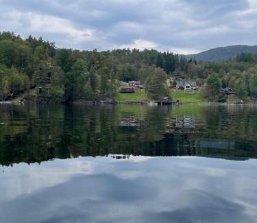 Flora Otro | Hytte ved sjøen med båtutleige