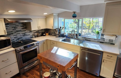 Yreka Casa | I-5 adjacent Bigfoot-themed Home