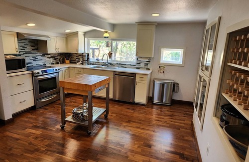 Yreka Casa | I-5 adjacent Bigfoot-themed Home