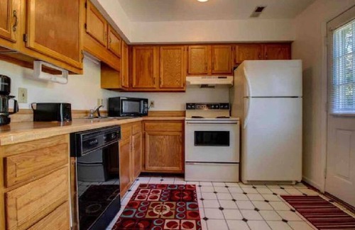 Roanoke Casa | I AM a Quiet, 2BR Townhouse w/ Pets Considered near Downtown