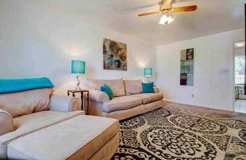 Roanoke Casa | I AM a Quiet, 2BR Townhouse w/ Pets Considered near Downtown