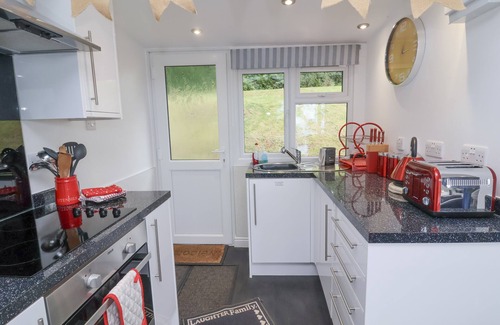 Bucks Cross Cabaña | I C LUNDY TOO, pet friendly, with a garden in Woolfardisworthy