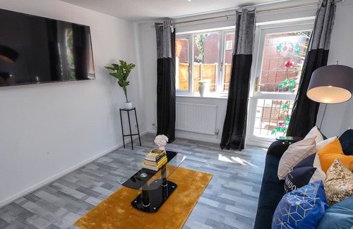 Thamesmead East Casa | 25 Mins to CL! A LONDON 2-BedHome - SLEEPS 1-4!