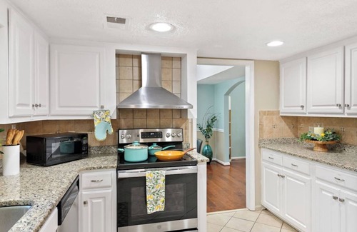 North Raleigh Casa | I Luv June Deal –25% Off 4BR Deck Oasis | Sleeps 9