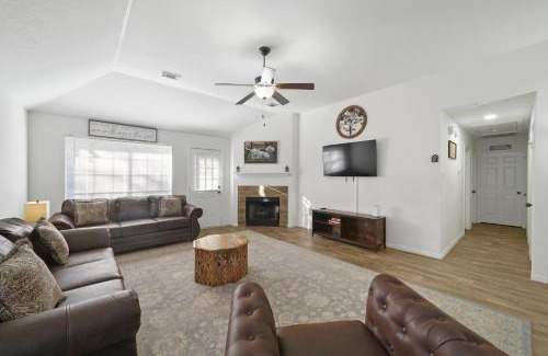 Humble Casa | IAH Place: 4 bed, patio-sleeps 8+