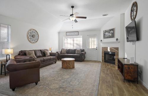 Humble Casa | IAH Place: 4 bed, patio-sleeps 8+
