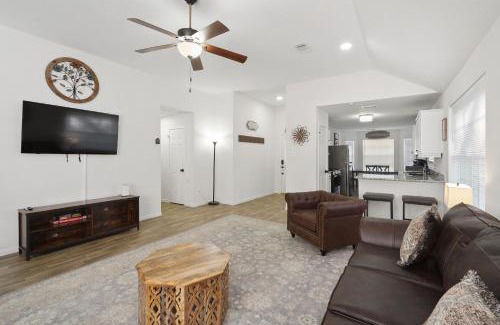 Humble Casa | IAH Place: 4 bed, patio-sleeps 8+