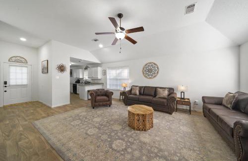 Humble Casa | IAH Place: 4 bed, patio-sleeps 8+