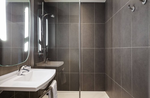 Saint-Vincent-de-Paul Hotel | ibis Paris Gare du Nord Chateau Landon 10ème Hotel