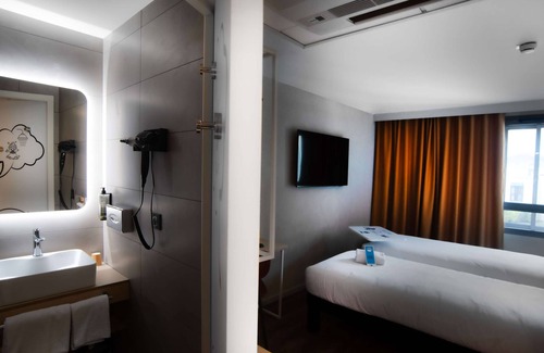 Clermont-Ferrand Hotel | ibis Styles Clermont Ferrand Le Brezet Aeroport