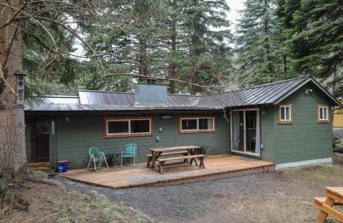 Enterprise Casa | Ice Creek Hollow Wood Den at Wallowa Lake