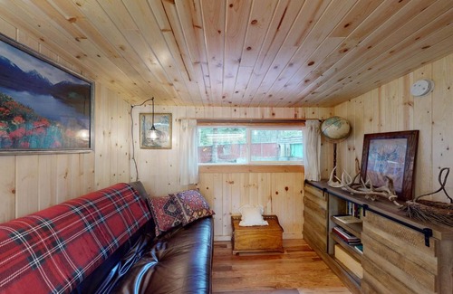 Enterprise Casa | Ice Creek Hollow Wood Den at Wallowa Lake