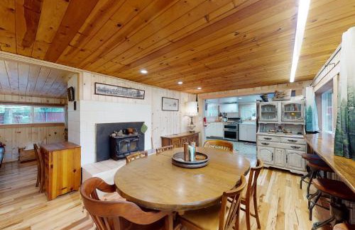Enterprise Casa | Ice Creek Hollow Wood Den at Wallowa Lake
