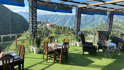 Mussoorie Hotel | Icebergs Mussoorie - A Boutique stay and 24 hrs roof top cafe