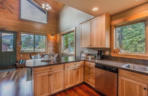 Leavenworth Cabina | Icicle Creek Lodge 2 Minutes to Downtown Leavenworth 3 bedrooms 3 baths