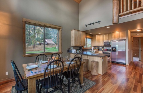 Leavenworth Cabina | Icicle Creek Lodge 2 Minutes to Downtown Leavenworth 3 bedrooms 3 baths