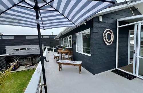 Wharekaho Casa | Iconic 70's Kiwi Bach