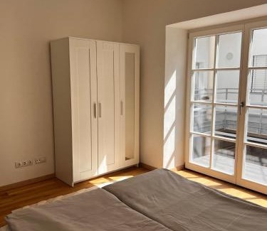 Klosterneuburg Apartamento | Iconic Central Historic 3BR - Balcony, WIFI & Netflix