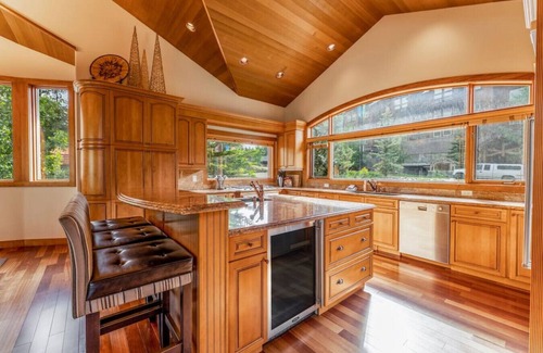 East Kootenay Chalet De Esquí | ICONIC Eagle Lodge | Pool + Private Hot Tub | Ski In/Out – CLOSEST House to Hill